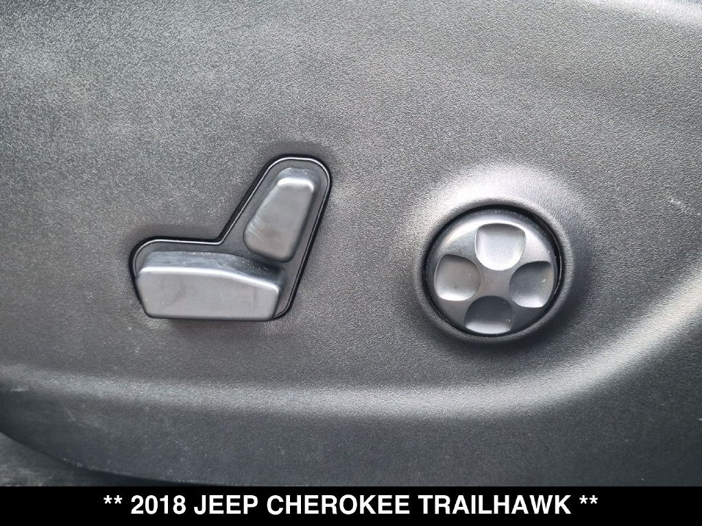 Used 2018 Jeep Cherokee Trailhawk AWD/4WD image 20