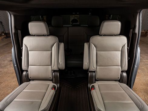 Used 2023 GMC Yukon XL SLT w/ SLT Premium Package image 35