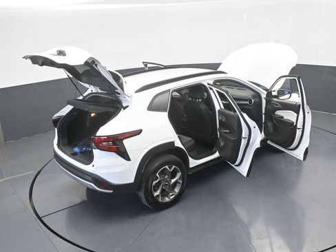 Used 2025 Chevrolet Trax LT w/ LT Convenience Package image 69