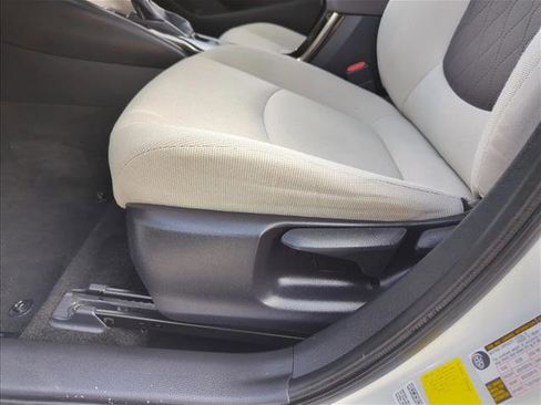 Used 2020 Toyota Corolla LE image 12