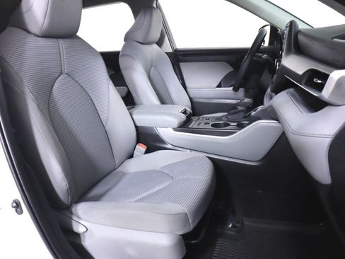 Used 2020 Toyota Highlander LE AWD/4WD image 40