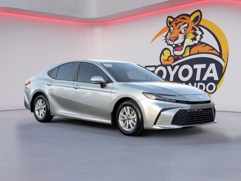 Used 2025 Toyota Camry LE image 3