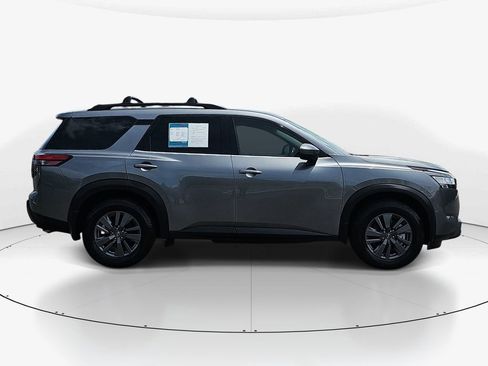 Used 2022 Nissan Pathfinder SV w/ SV Black Package FWD image 4