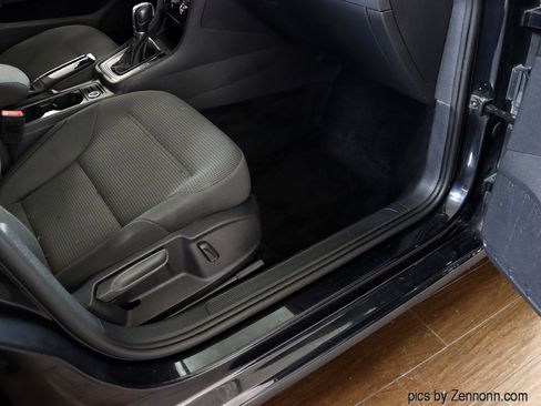 Used 2019 Volkswagen Golf S image 32