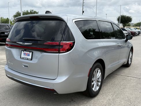New 2026 Chrysler Pacifica Select FWD image 5