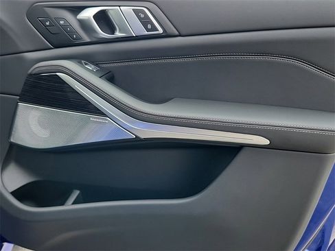 Used 2025 BMW X7 M60i image 22