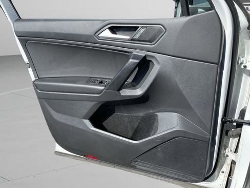 Used 2021 Volkswagen Tiguan SE image 15