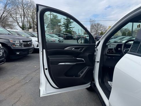 Used 2025 Chevrolet Traverse LT image 19
