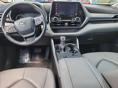 Used 2022 Toyota Highlander XLE image 8