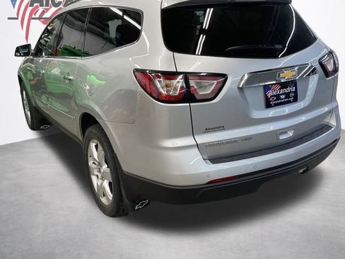 Used 2017 Chevrolet Traverse LT w/ Style and Technology Package image 2