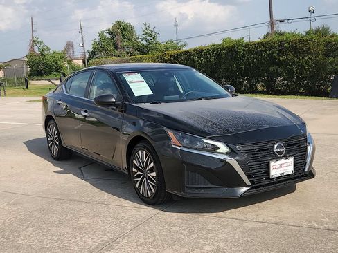 Used 2025 Nissan Altima 2.5 SV FWD image 3