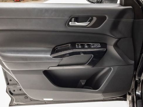 Used 2022 Nissan Pathfinder SV w/ SV Premium Package FWD image 8