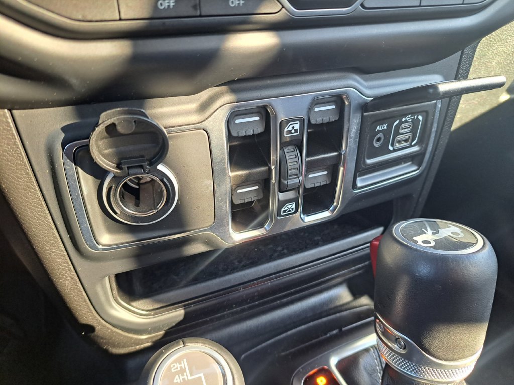 Used 2019 Jeep Wrangler Unlimited Sahara AWD/4WD image 16