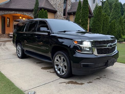 Used 2019 Chevrolet Suburban LT RWD image 4