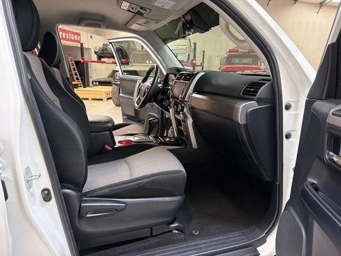Used 2020 Toyota 4Runner SR5 AWD/4WD image 37