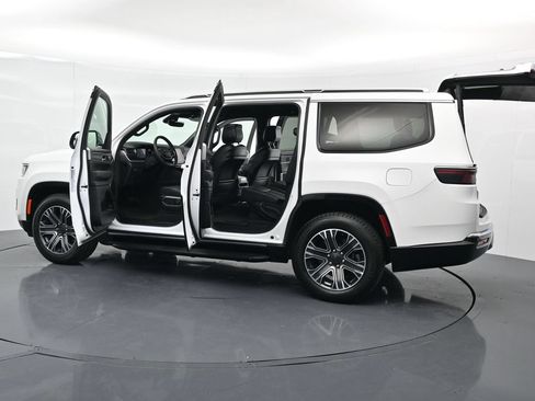 Used 2024 Jeep Wagoneer Series II RWD image 20