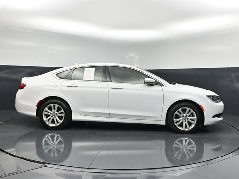 Used 2017 Chrysler 200 Limited Platinum w/ Comfort & Convenience Group FWD image 4