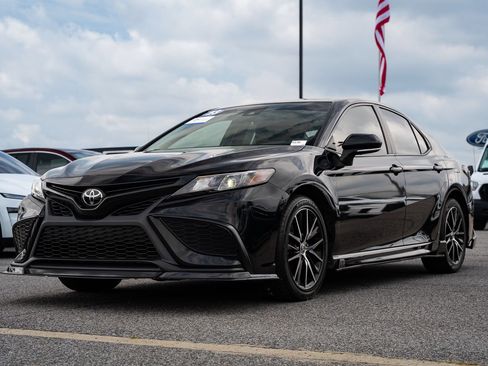 Used 2023 Toyota Camry SE FWD image 3