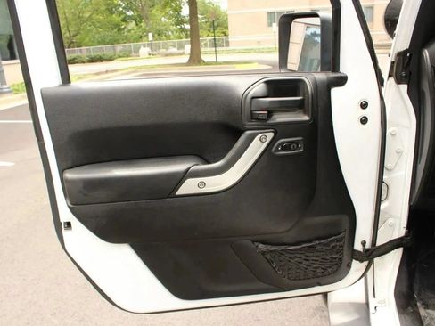 Used 2012 Jeep Wrangler Unlimited Sahara w/ Connectivity Group AWD/4WD image 15
