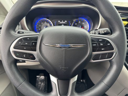 Used 2018 Chrysler Pacifica Touring Plus image 36