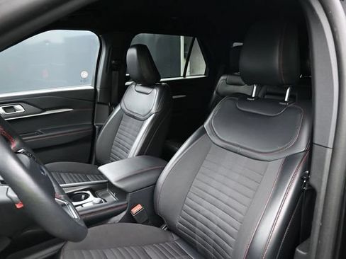 Used 2025 Ford Explorer ST-Line w/ ST-Line Street Pack AWD/4WD image 17