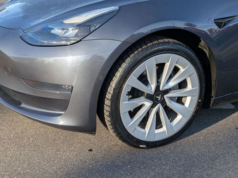 Used 2022 Tesla Model 3 Standard Range image 9