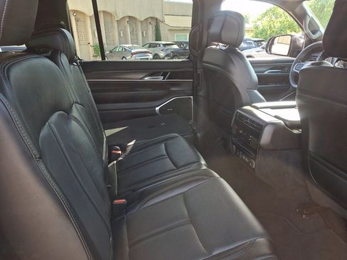 Used 2024 Jeep Wagoneer L Series II w/ Flexible Seating Group AWD/4WD image 15