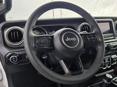 Used 2023 Jeep Gladiator Willys image 13