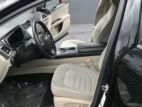 Used 2019 Ford Fusion SE FWD image 12