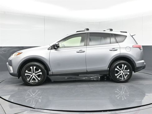 Used 2018 Toyota RAV4 LE FWD image 8