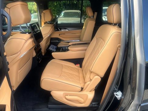 Used 2025 Jeep Grand Wagoneer Series III w/ Rear Seat Video Group 1 AWD/4WD image 18