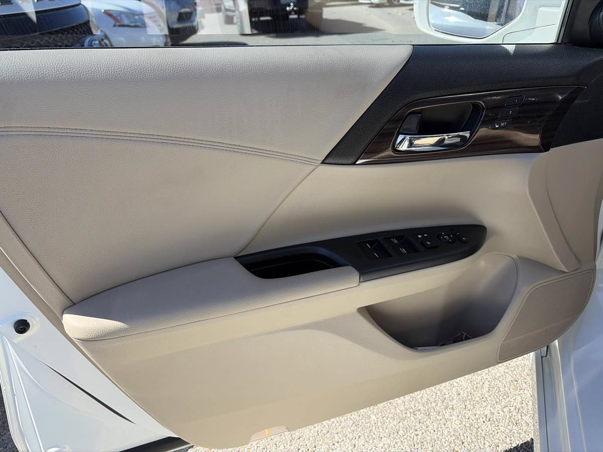 Used 2017 Honda Accord Touring image 8