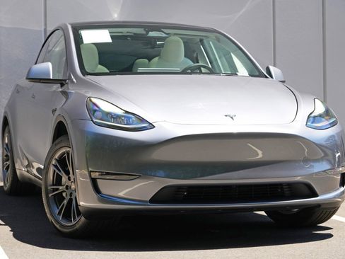 Used 2024 Tesla Model Y Long Range RWD image 4