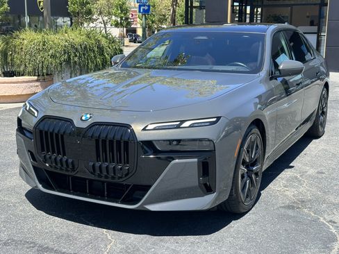 Used 2023 BMW 740i w/ Parking Assistance Package RWD image 4