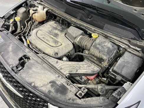 Used 2023 Chrysler Pacifica Touring-L image 26