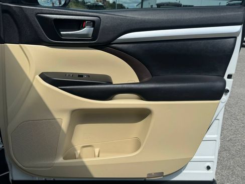 Used 2019 Toyota Highlander XLE AWD/4WD image 22