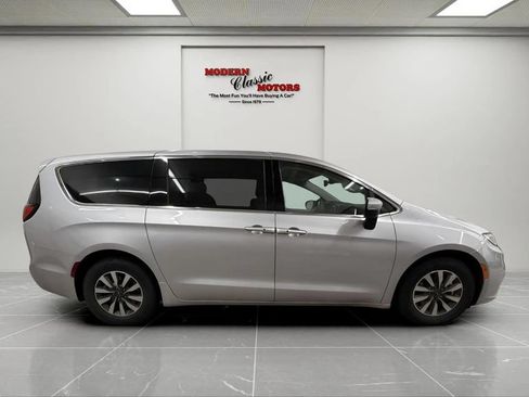 Used 2023 Chrysler Pacifica Touring-L FWD image 8