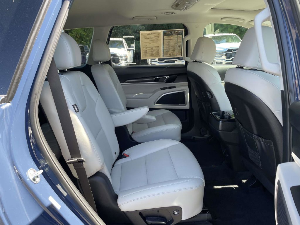 Used 2025 Kia Telluride S FWD image 17