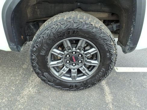 Used 2024 GMC Sierra 1500 AT4X image 10