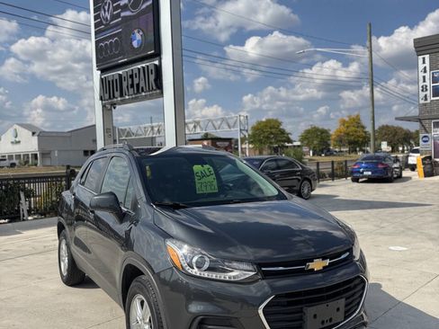 Used 2018 Chevrolet Trax LT w/ Driver Confidence Package FWD image 1