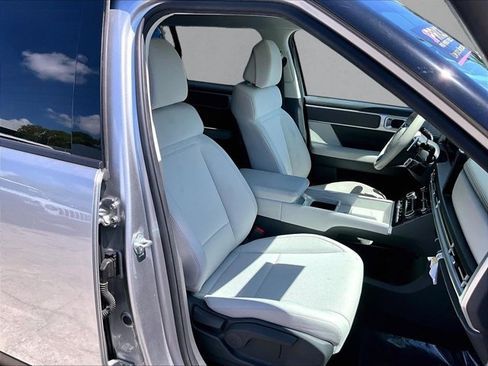 Used 2025 Hyundai Santa Fe SE FWD image 9
