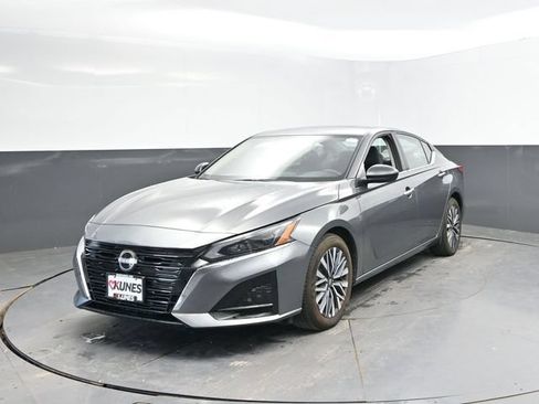 Used 2025 Nissan Altima 2.5 SV FWD image 6