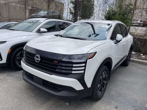 Used 2025 Nissan Kicks SR FWD image 2
