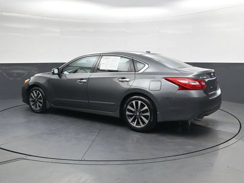 Used 2017 Nissan Altima 2.5 SV w/ Convenience Package FWD image 11