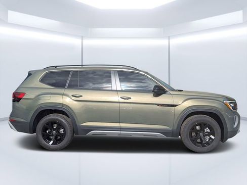 New 2026 Volkswagen Atlas Peak Edition image 2