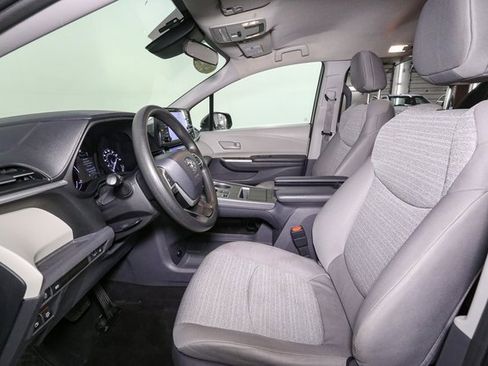 Used 2021 Toyota Sienna LE image 33