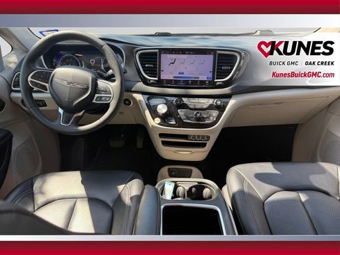 Used 2024 Chrysler Pacifica Touring-L FWD image 25