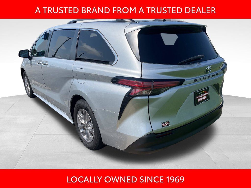 Certified 2021 Toyota Sienna LE FWD image 4