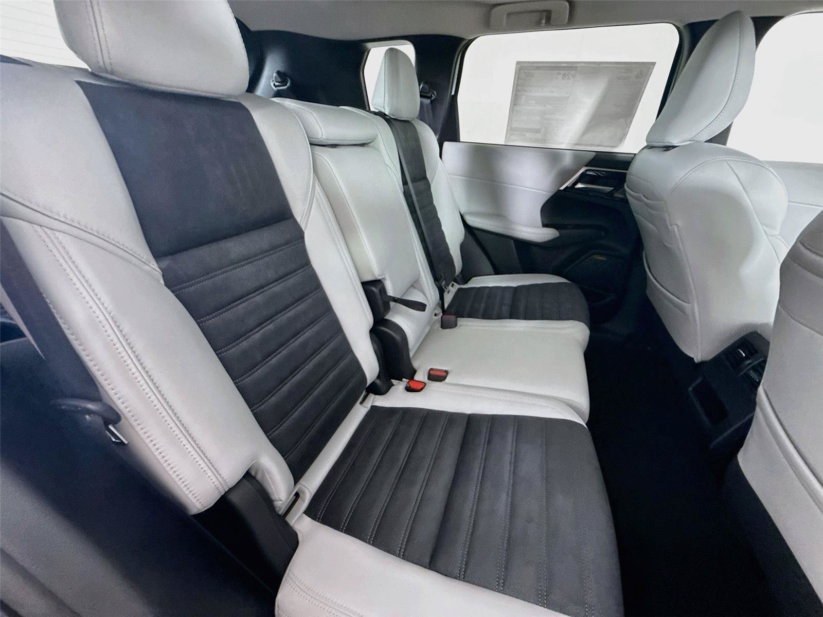New 2026 Mitsubishi Outlander SE FWD image 16
