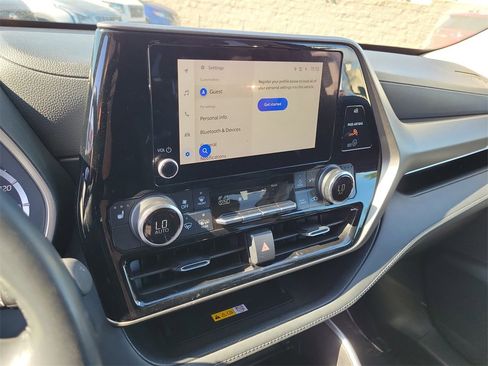 Used 2024 Toyota Highlander XLE image 8